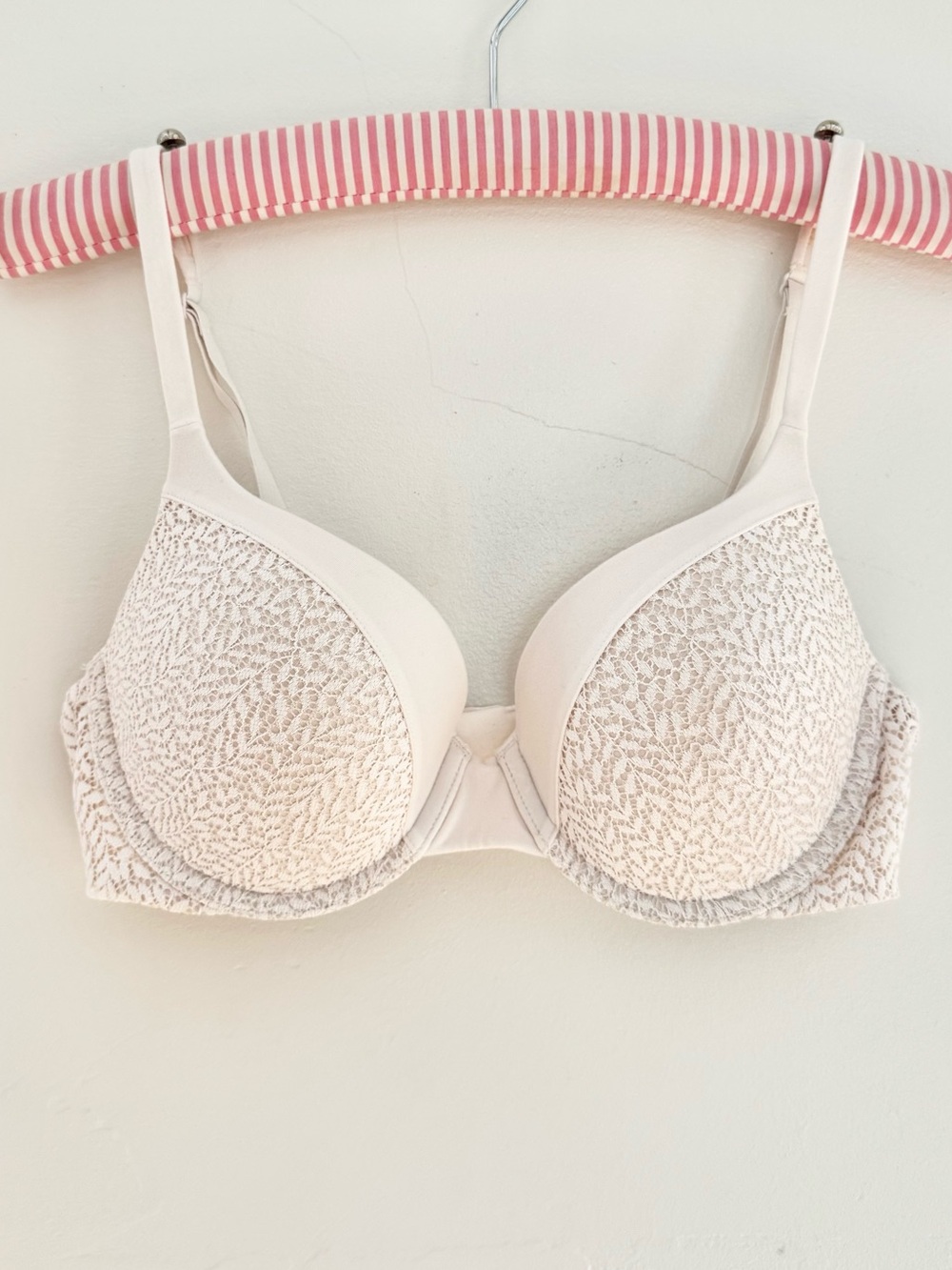 Victoria's Secret Cream Lace T-Shirt Bra